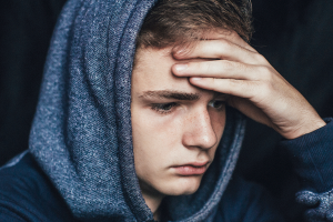 a teen displays symptoms of ptsd in teens
