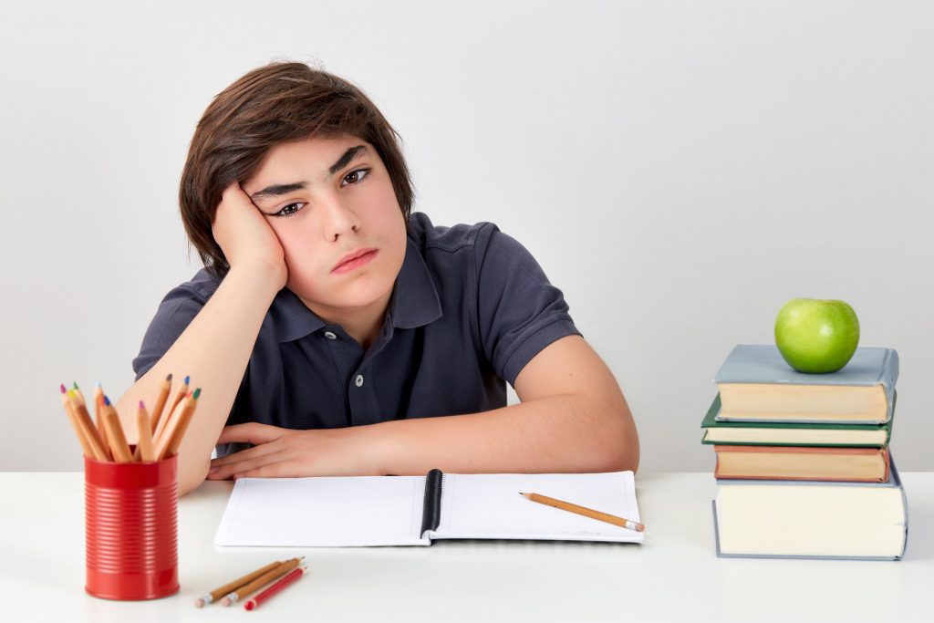 a teen struggled to pay attention to homework, one of the common signs of adhd in teens