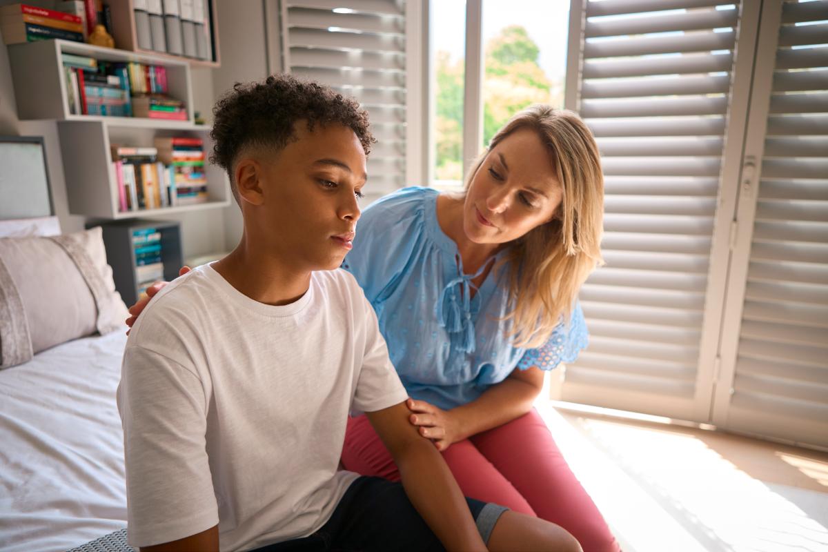 a parnt talks to a teen after learning about the differences between dbt vs cbt