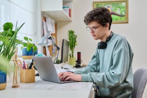 a teen uses his computer to look up facts about ocd
